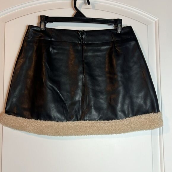 BNWT - WEWOREWHAT FAUX BLACK LEATHER & FUR MINI SKIRT - 2 - Picture 4 of 6
